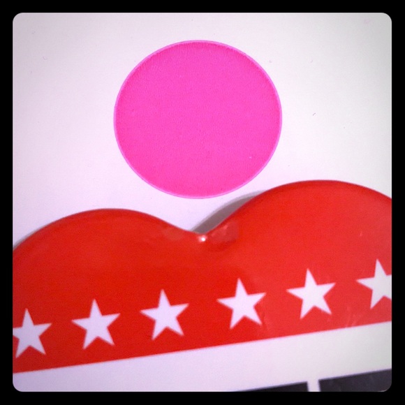 💕❌❌‼️SOLD‼️❌❌PINK VS RED/WHITE/V❤️TE Button NWT💕 - Picture 2 of 4